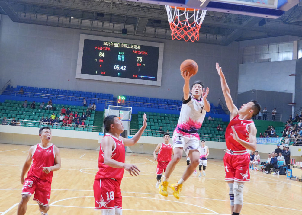 关于今日篮球赛精彩回放，球员斗志昂扬的信息