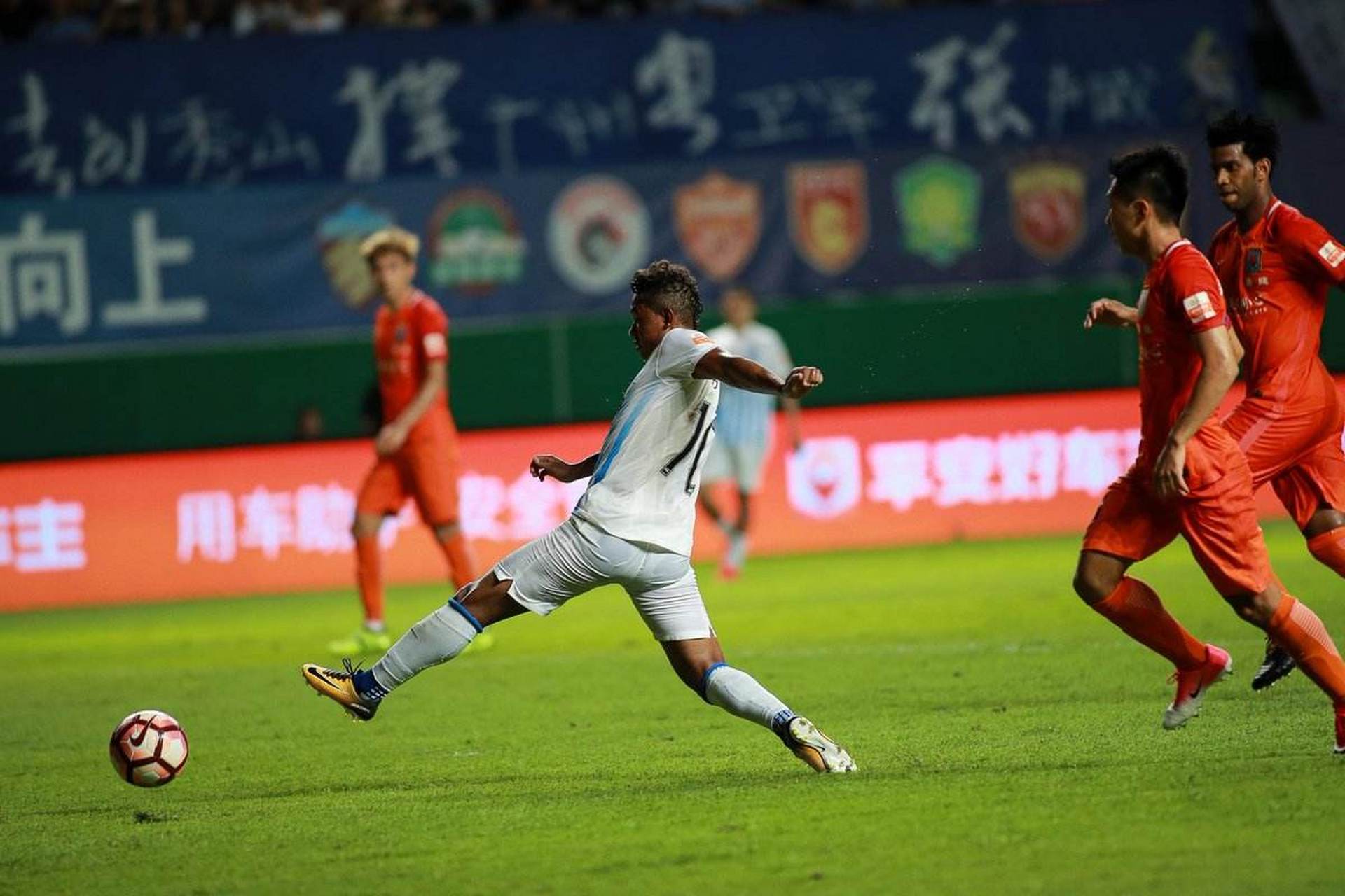 鲁能全力争胜获胜，广州富力惨遭惨败的简单介绍