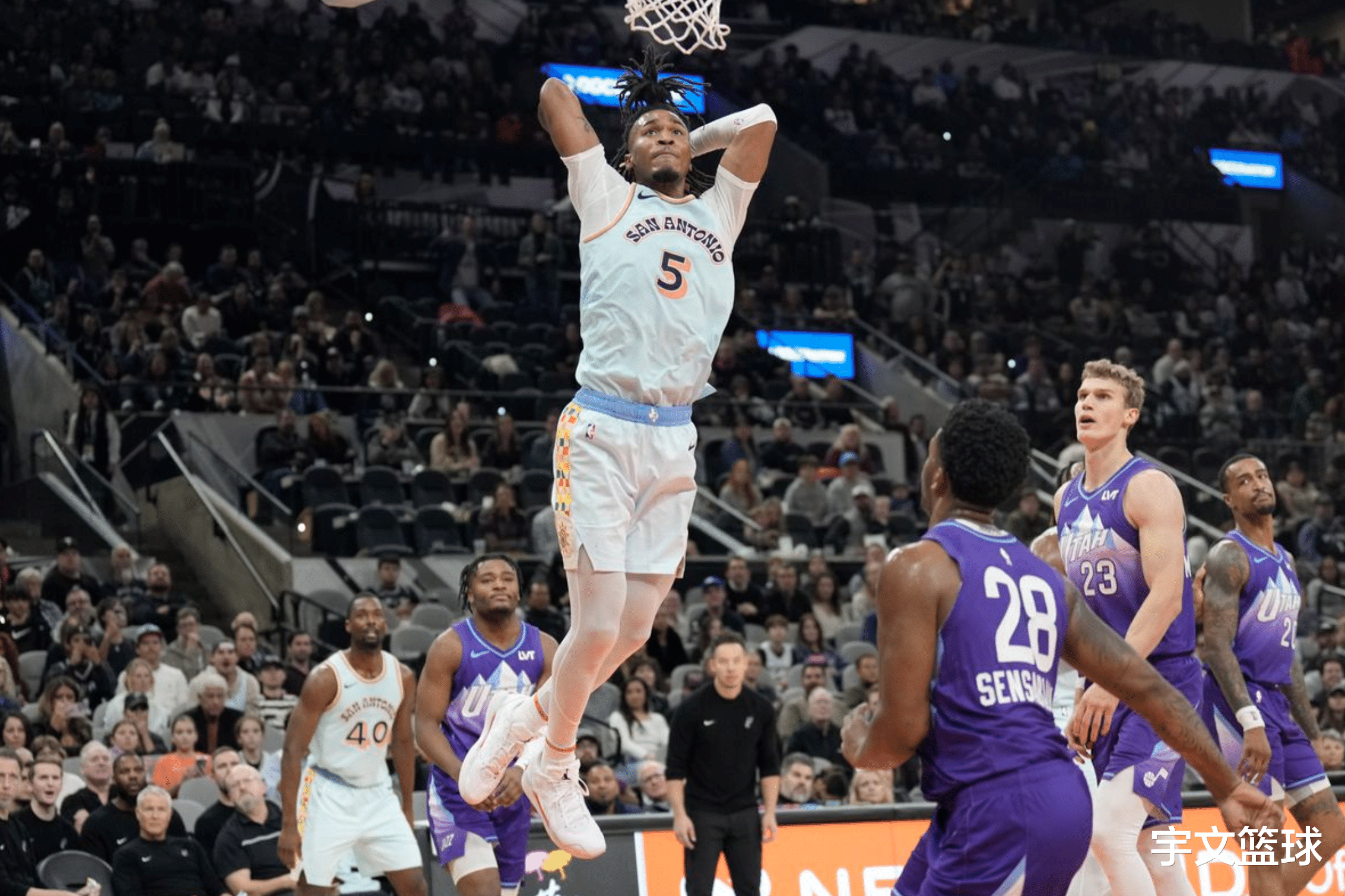 NBA明星在球场上勇猛战斗 NBA明星在球场上勇猛战斗