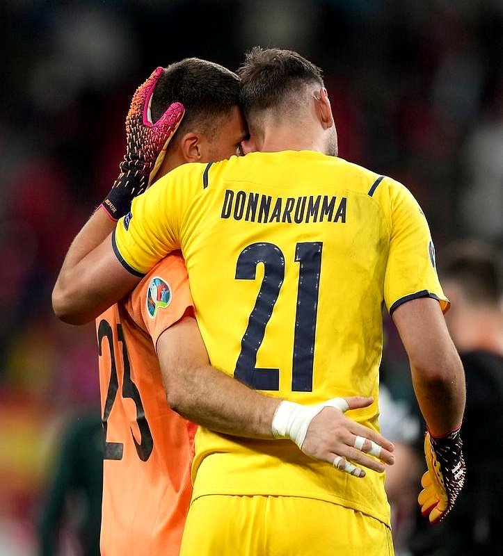 包含欧国联精彩对决引爆球迷热情的词条