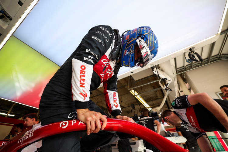 梅赛德斯绝杀红牛车队,周冠宇带队取胜的简单介绍 梅赛德斯绝杀红牛车队,周冠宇带队取胜的简单介绍