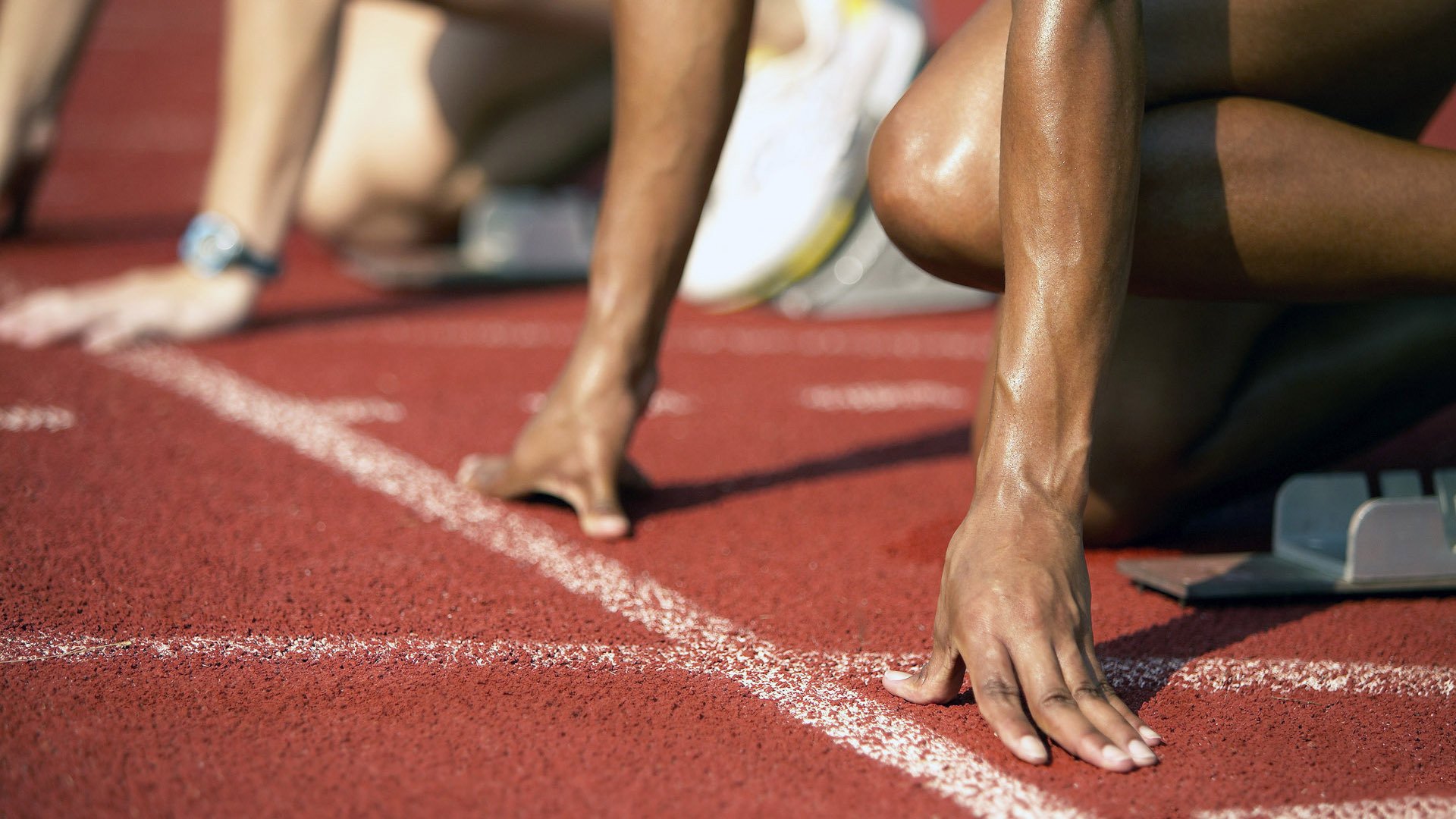 塞恩斯关键制胜，梅赛德斯绝杀红牛二队，一场策略与意志的胜利